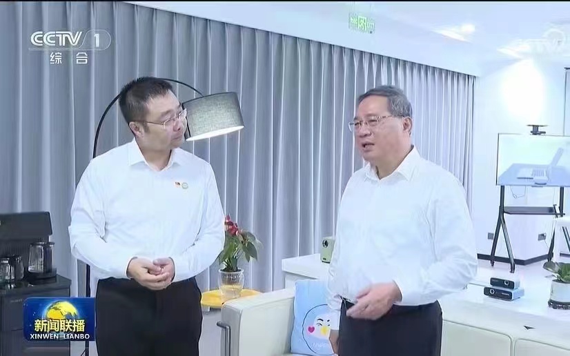 李強來到蘇州思必馳科技股份有限公司，聽取企業研發進展介紹，體驗語言大模型技術。
